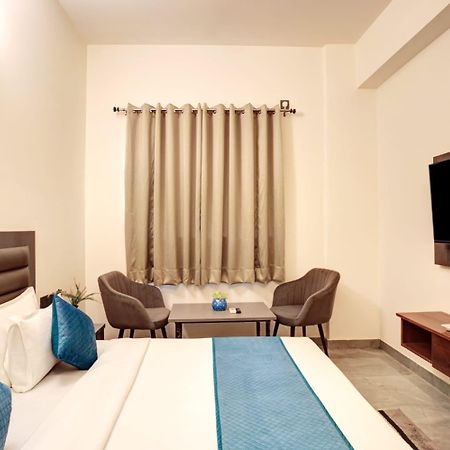 Hotel Elite Grand Near Kailash Hospital Нойда Экстерьер фото