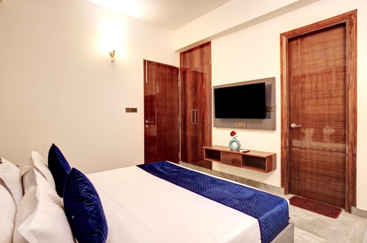 Hotel Elite Grand Near Kailash Hospital Нойда Экстерьер фото