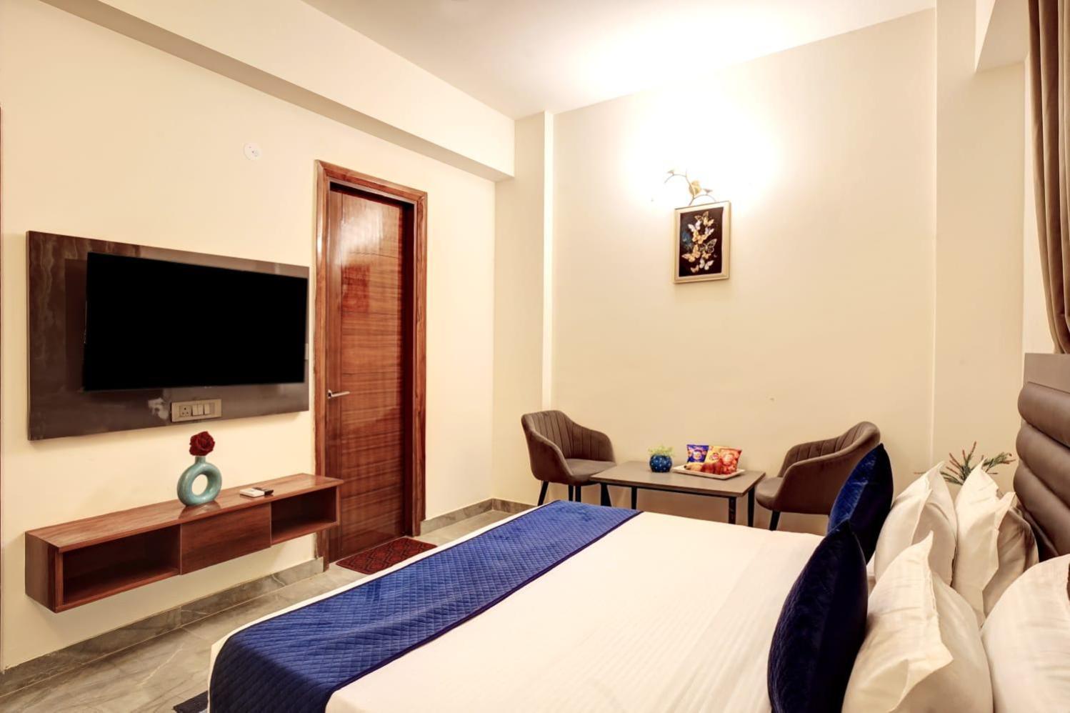 Hotel Elite Grand Near Kailash Hospital Нойда Экстерьер фото