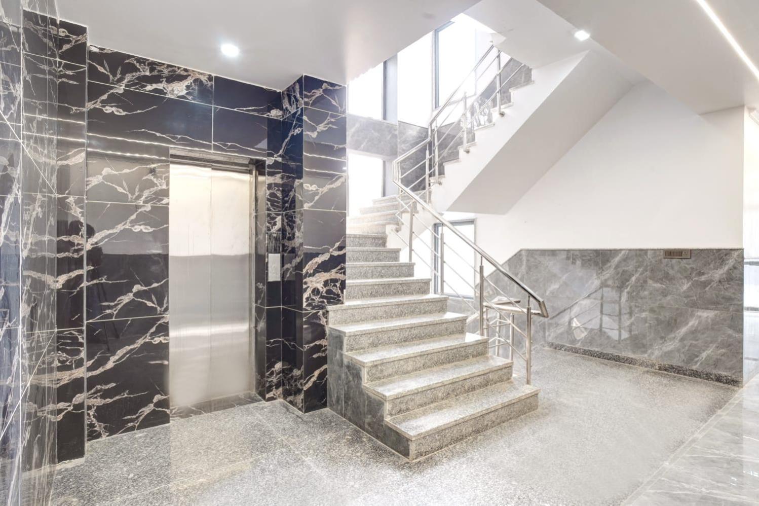 Hotel Elite Grand Near Kailash Hospital Нойда Экстерьер фото