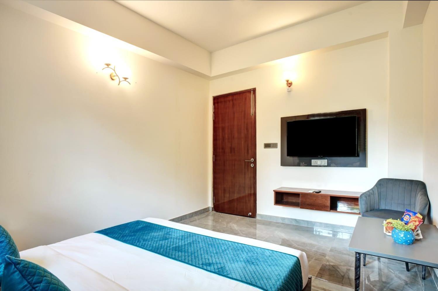 Hotel Elite Grand Near Kailash Hospital Нойда Экстерьер фото