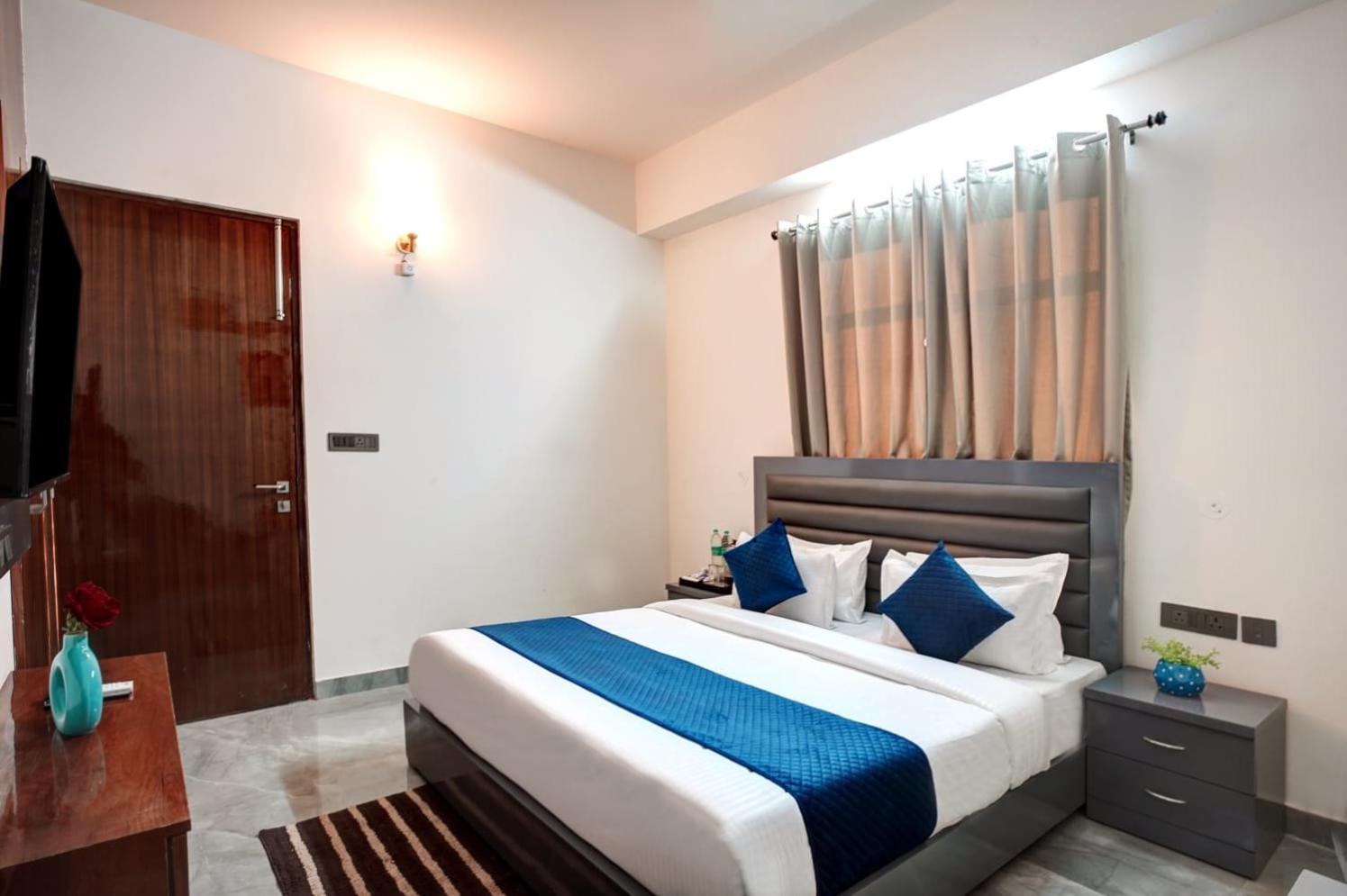 Hotel Elite Grand Near Kailash Hospital Нойда Экстерьер фото