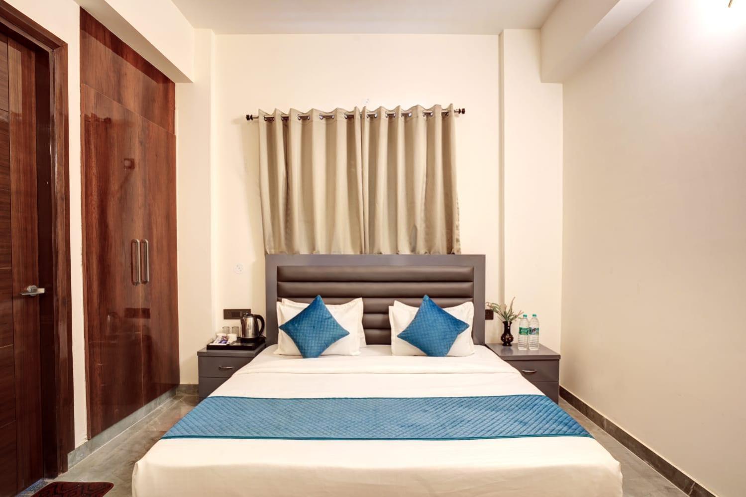 Hotel Elite Grand Near Kailash Hospital Нойда Экстерьер фото