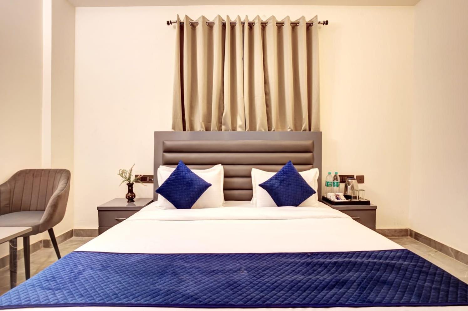 Hotel Elite Grand Near Kailash Hospital Нойда Экстерьер фото